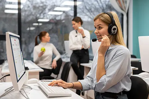 femme-travaillant-dans-un-centre-d'appels-parlant-avec-des-clients-à-l'aide-d'un-casque-et-un-microphone
